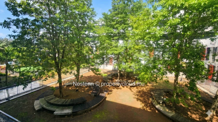 Modern office of 34 m², semi-furnished with one reserved parking