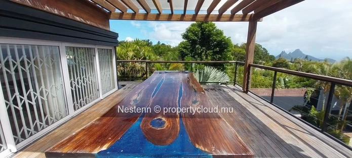 Magnifique villa de 418 m² avec jardin luxuriant, piscine et terrasses panoramiques