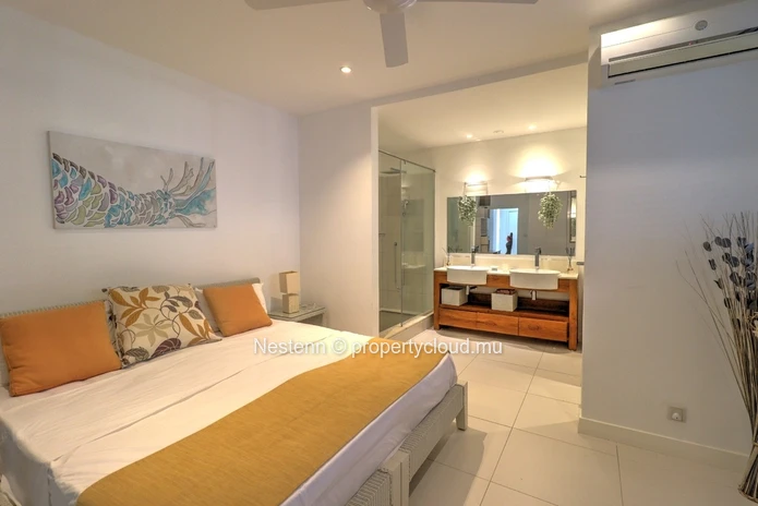 Bel appartement de 3 chambres en suite avec piscine privée dans une marina
