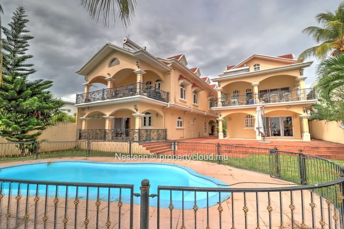2-Bedroom Apartment with direct beach access