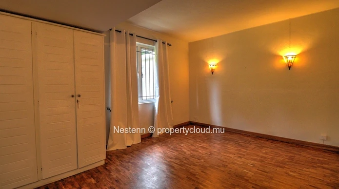 Office of over 500m² 