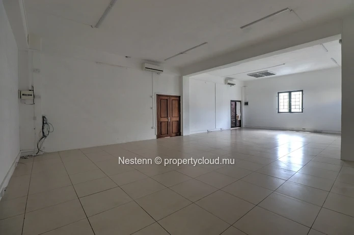 Bureau non meublé de 98 m² au 2e étage