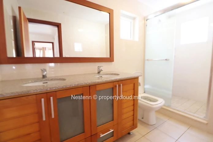 Pleasant 3-bed semi-detached house located in a residential complex.