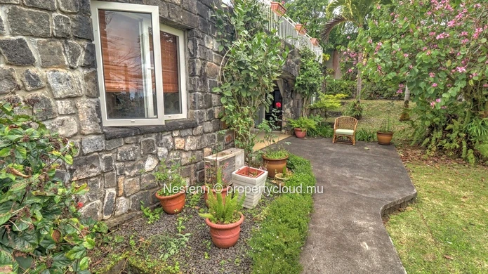 Bienvenue dans cette magnifique maison familiale nichée offrant un cadre de vie exceptionnel. 