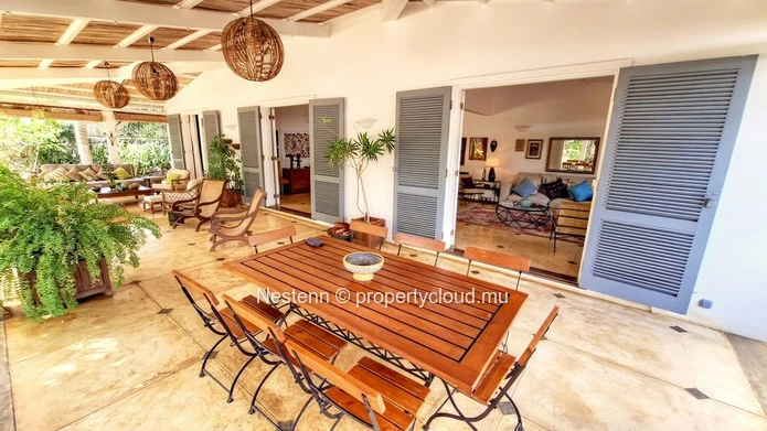 Elégante villa de style colonial, nichée dans un vaste jardin luxuriant 
