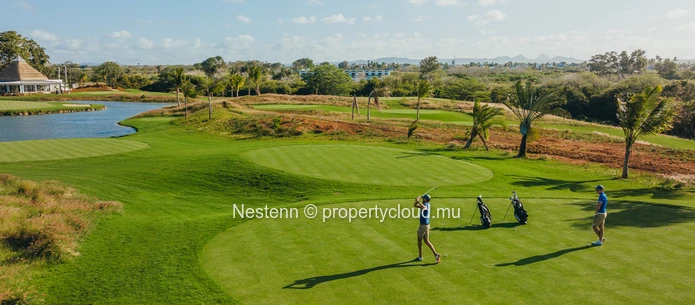 Villa de 2 chambres sur 2 niveaux dans un prestigieux complexe de golf.