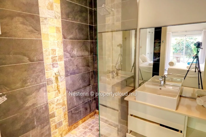 2-bed apartment in a secure residence across from the beach