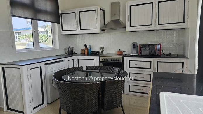 Triplex moderne avec piscine privée et vue mer a quelques pas de marche de la mer