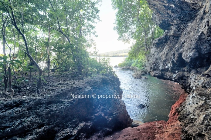 Terrain pieds dans l'eau de 44 672 m² avec vue panoramique sur les îles du sud.