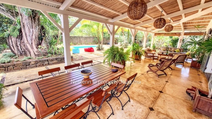 Elégante villa de style colonial, nichée dans un vaste jardin luxuriant 