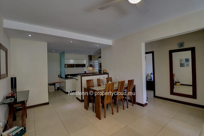 Confortable appartement de 3 chambres proche de la plage dans une résidence sécurisée. 