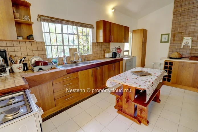 3-bed single storey house with lots of charm in front of the beach