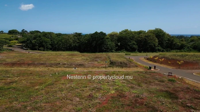 Terrain vue partielle mer de 1400 m² dans un domaine golf et mer d'exception