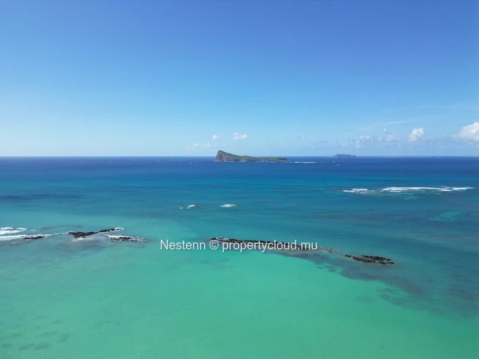 706m² of residential land – 5 Minutes walk to the beach