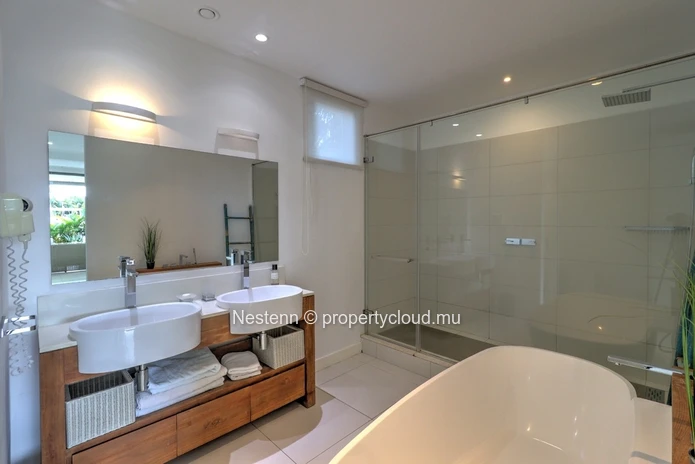 Bel appartement de 3 chambres en suite avec piscine privée dans une marina