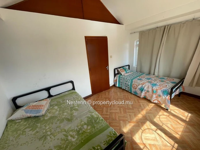 Maison spacieuse de 6 chambres avec piscine privée et garage souterrain.