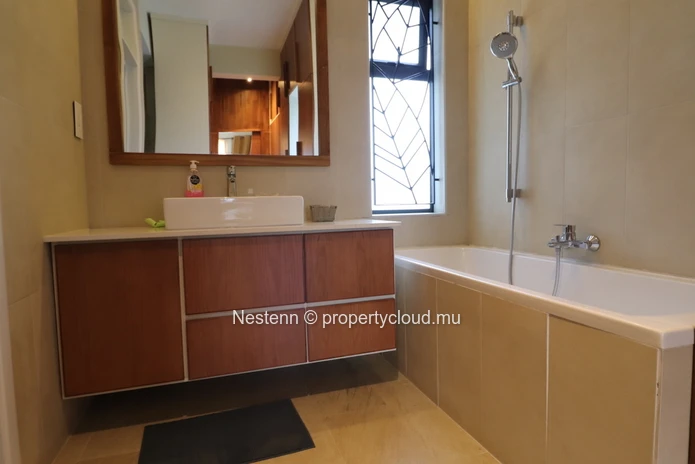 Spacious 6-bed house located near the beach 