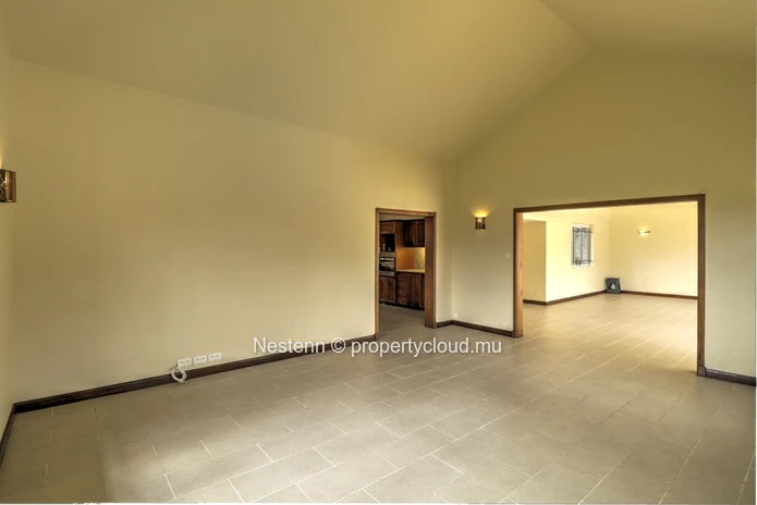 Maison spacieuse à 3 chambres, non meublée et bien entretenue, dans un domaine prestigieux.