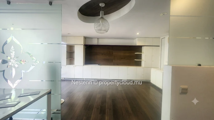 Modern office of 34 m², semi-furnished with one reserved parking