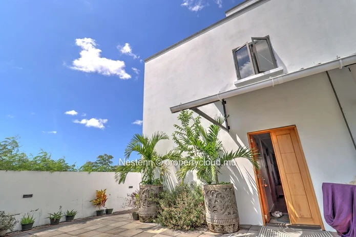 Modern 2-Bedroom Ensuite Apartment with Pool