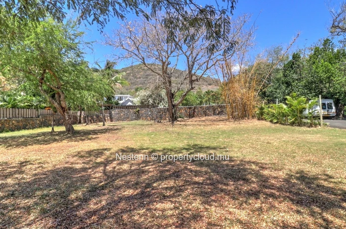 Terrain de 2968 m² dans un domaine privé.