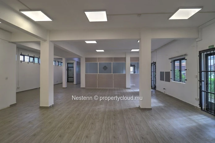 Commercial premises of 204 m² with parking spaces