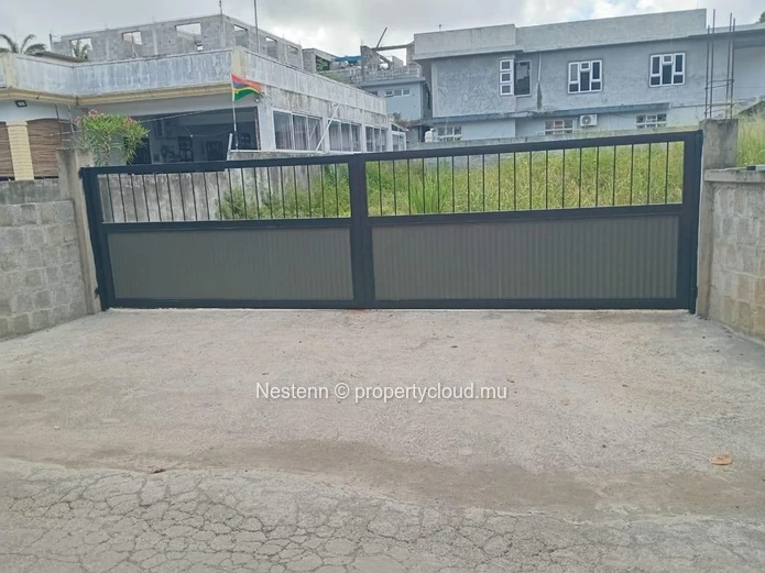 Terrain résidentiel de 21 perches clôturé – Possibilité 2 lots