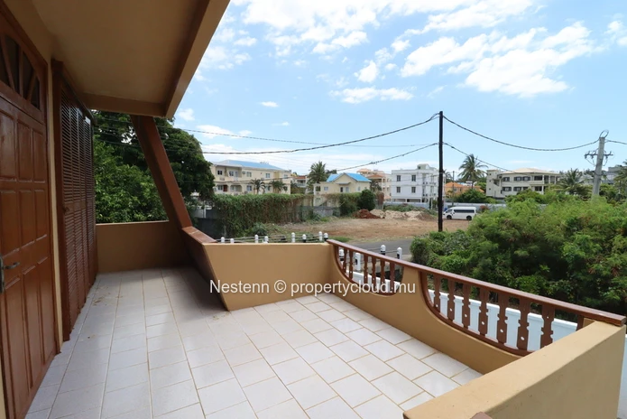 House to renovate near the beach with strong rental investment potential.