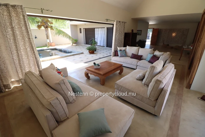 Domaine résidentiel avec 1 villa et 4 bungalows - Avec permis.