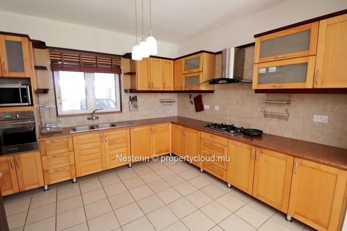 Pleasant 3-bed semi-detached house located in a residential complex.
