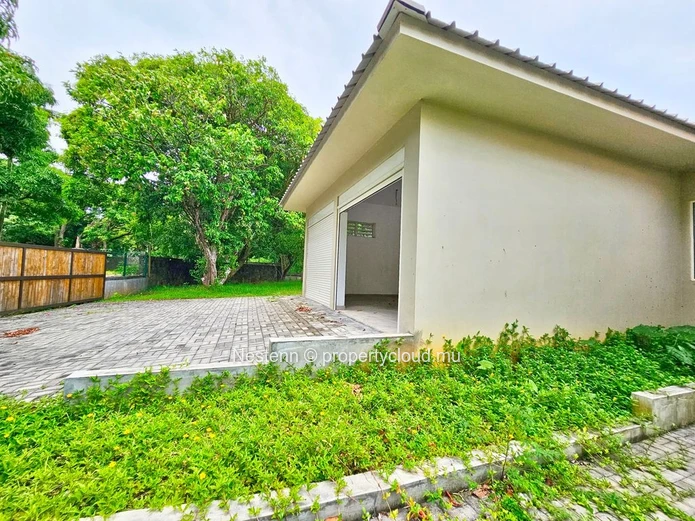 Découvrez l'essence de la vie sur la côte Est Maison neuve de 3 chambres dans une résidence sécurisée.
