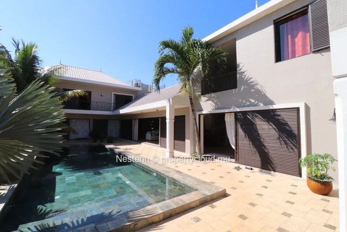 Domaine résidentiel avec 1 villa et 4 bungalows - Avec permis.