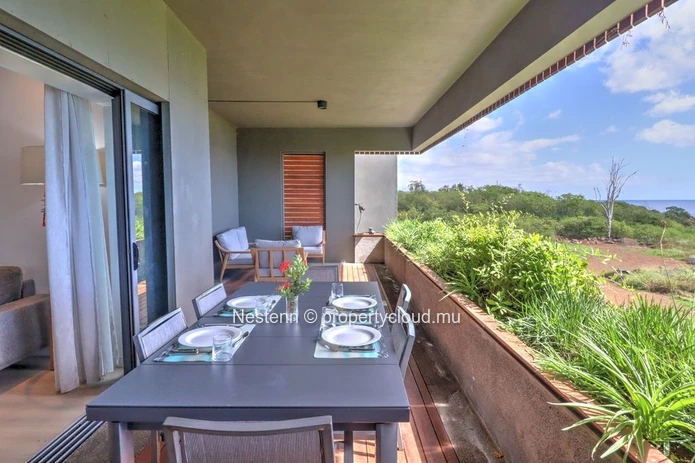 Magnificent beachfront apartment with sea views in a secure residence.