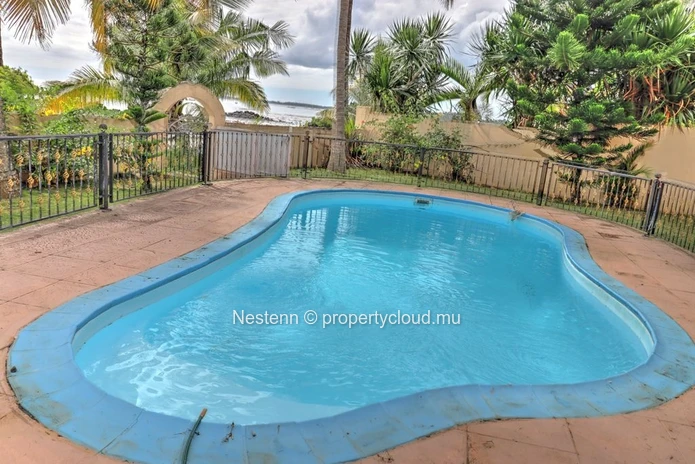 2-Bedroom Apartment with direct beach access