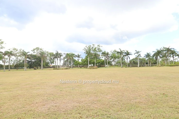 Residential plot of 399.37 m² with park and mountain views 