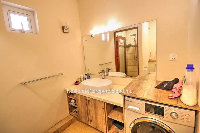 Penthouse moderne avec 2 chambres et proche des commerces 