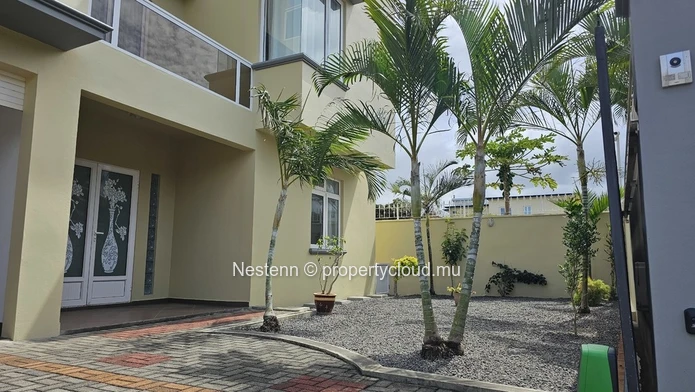 Triplex moderne avec piscine privée et vue mer a quelques pas de marche de la mer