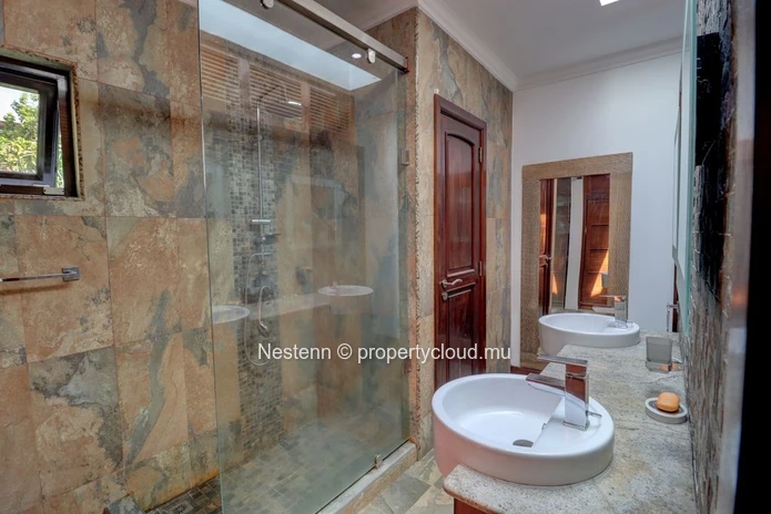 Colonial villa with 4 bedrooms, private pool, and sea access in a good condition