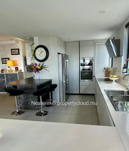 Magnifique penthouse de 3 chambres en suite idéalement situé à côté de la plage 