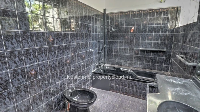 Large, multi-purpose property – Ideal for offices, a practice, or a mixed-use project
