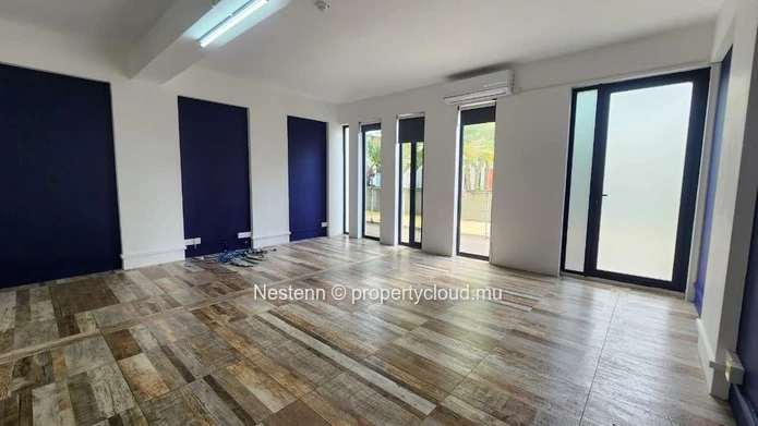 Espace bureau moderne de 30,7 m²
