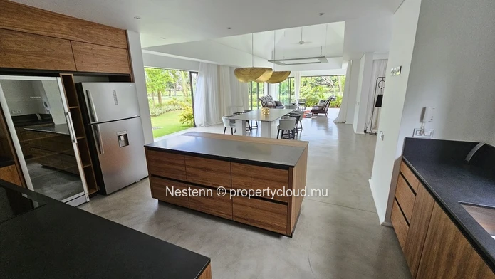 Modern 4-bedroom villa 