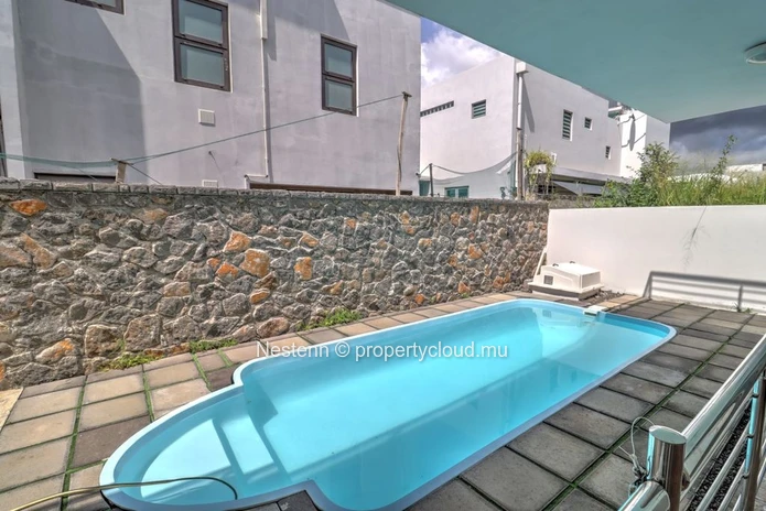 Modern 2-Bedroom Ensuite Apartment with Pool