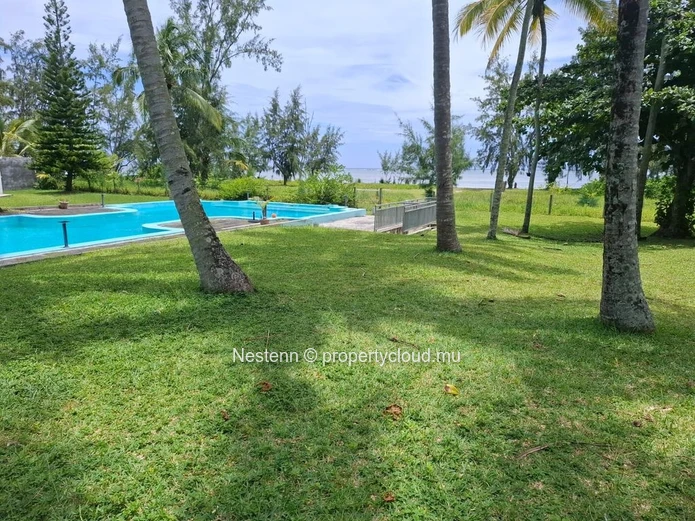 Modern 2-Bedroom Apartment with Beachfront Access