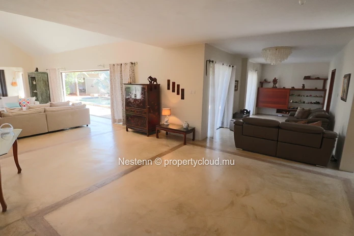 Domaine résidentiel avec 1 villa et 4 bungalows - Avec permis.