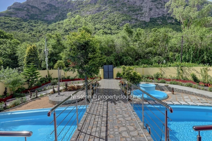 Maison traditionnelle de 5 chambres avec piscine et jardin