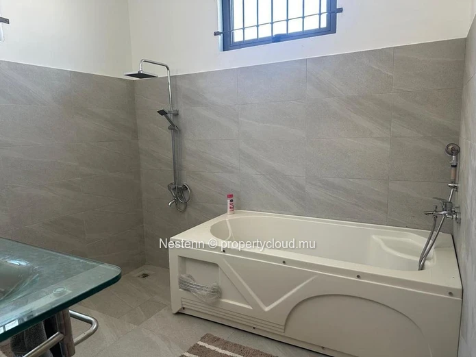 Duplex de 3 chambres dans une residence securisee.