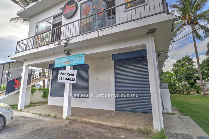 Commercial premises of 204 m² with parking spaces