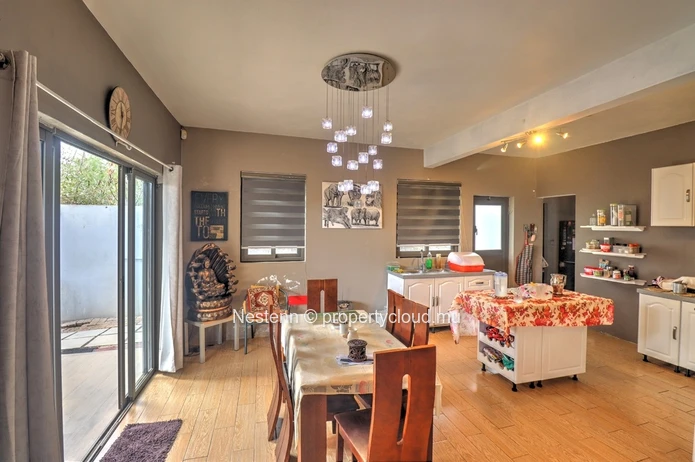 Chapman view : Maison contemporaine avec cadre montagneux et sérénité