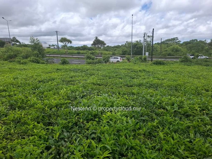 Terrain commercial et résidentiel de premier ordre le long de l'autoroute M2 